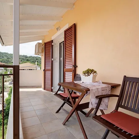Lakis Apartment *
