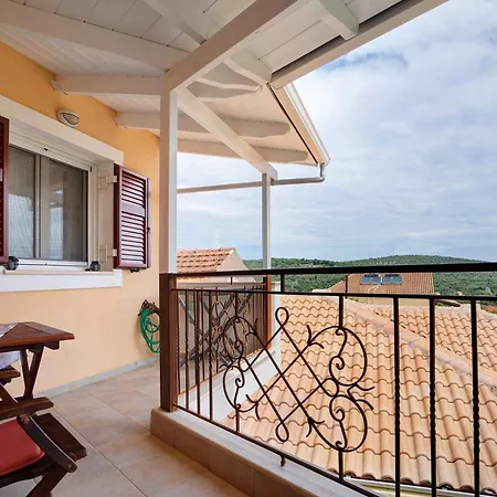 Lakis Apartment *